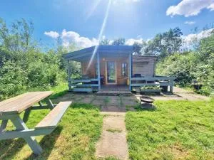 Beautiful Wooden tiny house, Glamping cabin with hot tub 2 - Laxton