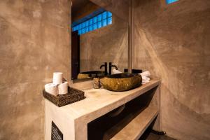 Biệt Thự Nhìn Ra Biển (Villa with Sea View)