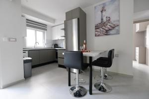 Rhodes Retreat: Modern Comfort in Serene Luxury