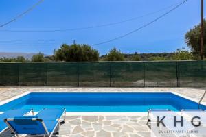Family cottage with Private pool! near Megas lakos beach