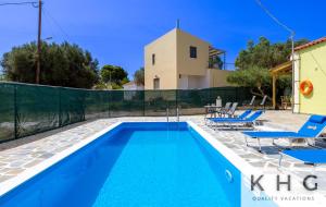 Family cottage with Private pool! near Megas lakos beach