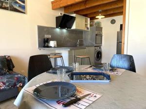 Maisons de vacances Maison de vacances 3 couchages avec terrasse proche plage et centre ville - Saint-Gilles-Croix-de-Vie - FR-1-224-35 : photos des chambres