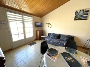 Maisons de vacances Maison de vacances 3 couchages avec terrasse proche plage et centre ville - Saint-Gilles-Croix-de-Vie - FR-1-224-35 : photos des chambres