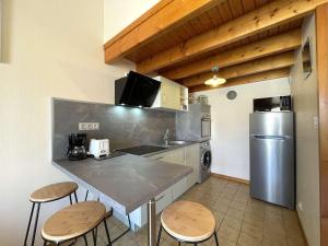 Maisons de vacances Maison de vacances 3 couchages avec terrasse proche plage et centre ville - Saint-Gilles-Croix-de-Vie - FR-1-224-35 : photos des chambres