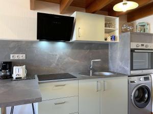 Maisons de vacances Maison de vacances 3 couchages avec terrasse proche plage et centre ville - Saint-Gilles-Croix-de-Vie - FR-1-224-35 : photos des chambres