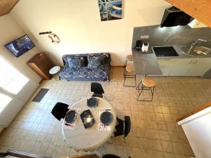 Maisons de vacances Maison de vacances 3 couchages avec terrasse proche plage et centre ville - Saint-Gilles-Croix-de-Vie - FR-1-224-35 : photos des chambres