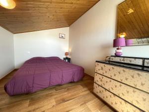 Maisons de vacances Maison de vacances 3 couchages avec terrasse proche plage et centre ville - Saint-Gilles-Croix-de-Vie - FR-1-224-35 : photos des chambres