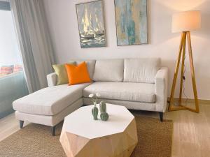 Beauty condo pool views with gym close to the beach