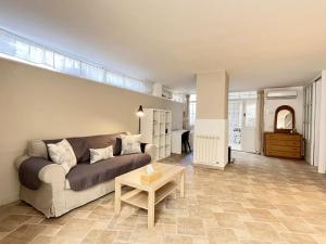 Full Semi-Garden apartment in Villa at Mondello