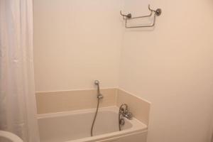 2 Bed 2 Bath Apartment & Parking - LGW 10min drive