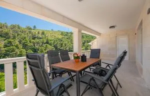 Nice Home In Pucisca With Jacuzzi - Pražnice