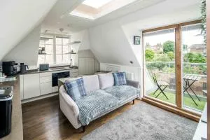 Sleek and Stylish 1BD Apt with Balcony, Hammersmith - Acton