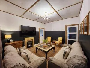 The Trackside Cottage - Carlin How