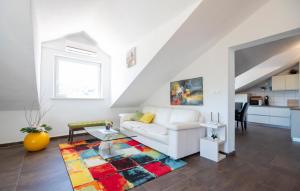 Cozy Apartment In Pucisca With Wifi