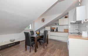 Cozy Apartment In Pucisca With Wifi