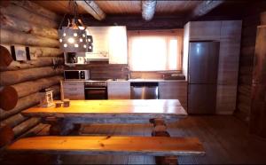 Comfy Cabin Retreat for 8 with Hot Tub & Sauna