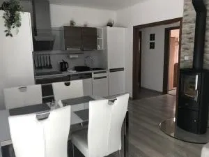 Příjemný apartmán Křoví v rodinném domku se sdíleným bazénem, terasou a zahradou - Vohančice Příjemný apartmán Křoví v rodinném domku se sdíleným bazénem, terasou a zahradou - Vohančice
