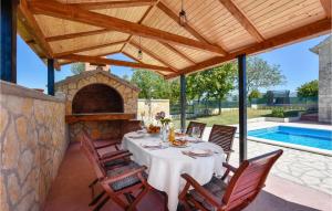 3 Bedroom Cozy Home In Hrvace