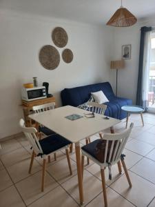 CANET Plage appartement vue latérale mer, 1 chambre , WIFI, climatisation, parking sécurisé couvert