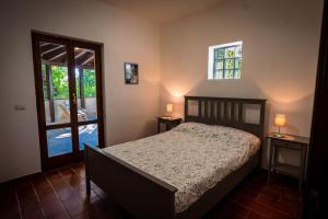 Secluded Cottage front Lake with BOAT