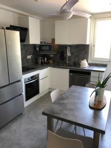 Chambre avec salle deau privée dans appartement partagé 200 m du tram