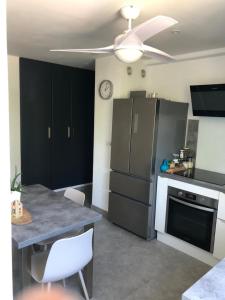 Chambre avec salle deau privée dans appartement partagé 200 m du tram