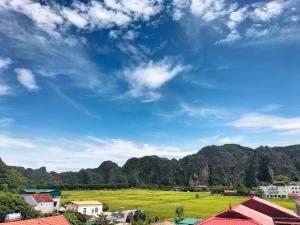 Phòng Giường Đôi Nhìn Ra Núi (Double Room with Mountain View)