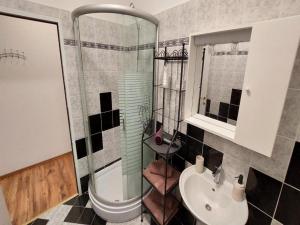 4 Colors Rooms, Cres