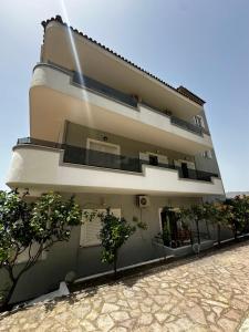 Yllis Apartments