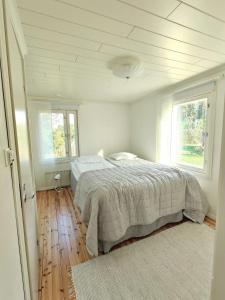 Idyllinen mökki ja pihasauna jokirannassa - sisältää liinavaatteet ja loppusiivouksen