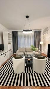 Elegant Black&White Studio