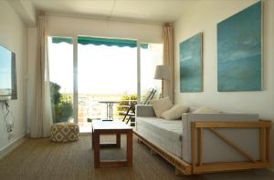 Light-filled apartment with sea views