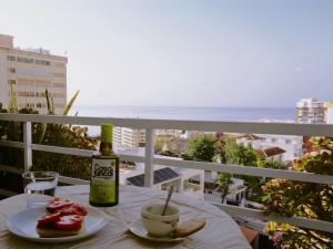 Light-filled apartment with sea views