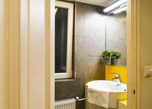 Central & colorful studio with air conditioning