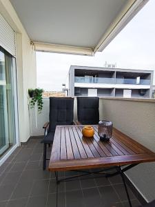 Teal Apartment-free garage parking