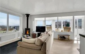3 Bedroom Cozy Home In Farsø - Hole
