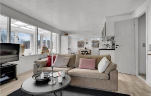 3 Bedroom Cozy Home In Farsø