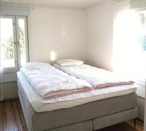 Idyllinen mökki ja pihasauna jokirannassa - sisältää liinavaatteet ja loppusiivouksen