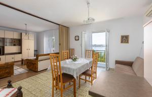 Lovely Apartment In Omisalj With Wi-Fi 