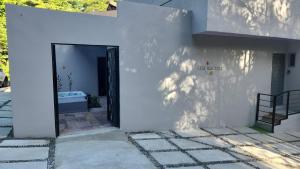 CASA MARIPOSA en Punta Leona a 500 metros de la playa FULL EQUIPADA Espacio y precio a tu medida Posibilidad de alquilar la casa entera, dos apartamentos abajo con cocina y jacuzi o 2 cuartos con baños privados en la planta alta Para 1 a 22 personas