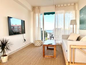 Light-filled apartment with sea views