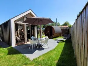 Tiny Zen House in Heinkenszand with private sauna, airco, outdoor swimming pool, WiFi and 2 bedrooms - heinkenszand