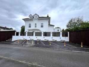 Modern Apartment Off-Road Parking King Bed Suite 1