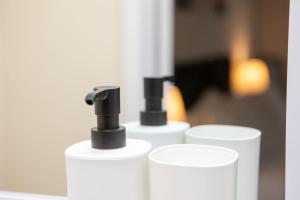 Modern Apartment Off-Road Parking King Bed Suite 1