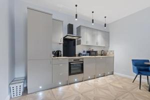 Modern Apartment Off-Road Parking King Bed Suite 1