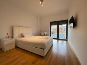Lisbon South Bay 3 Bedroom Apartment with Sunny Terrace