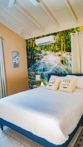 Serene Artistry - Secure 1-BR Haven in Ocho Rios Jamaica