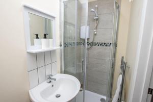 Modern Apartment Off-Road Parking King Bed Suite 2