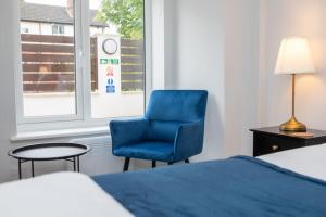 Modern Apartment Off-Road Parking King Bed Suite 2