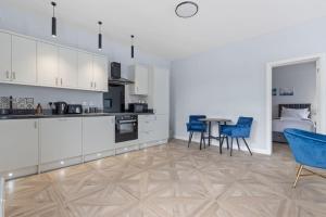 Modern Apartment Off-Road Parking-Twin Room Suite 3